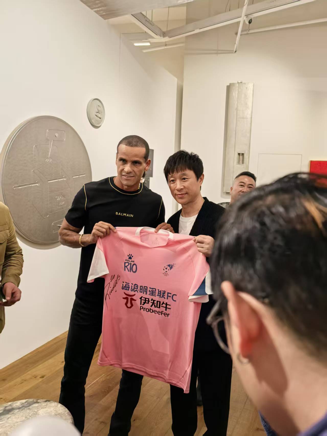里瓦尔多与联创田野展示签名球衣